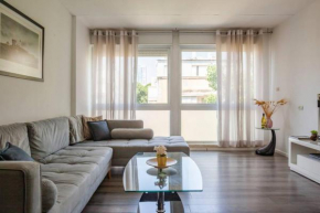 Big Apartment Next to Gordon Beach Plus Free Parking